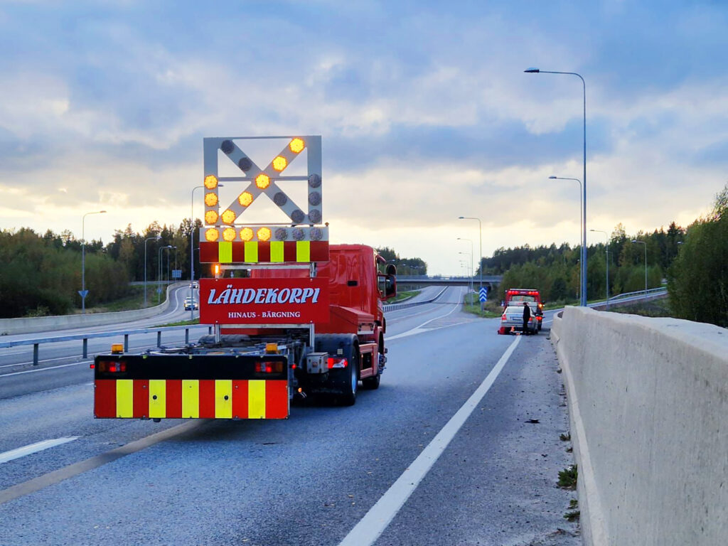 Hinaus Lähdekorpi TMA-auto tien päällä